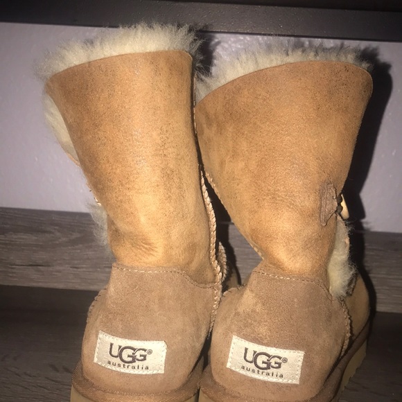 UGG Australia Bailey Button 5838. - Picture 2 of 5